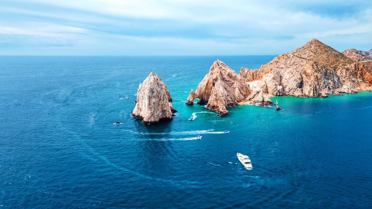 El Arco di Cabo San Lucas visto dall'alto con le barche