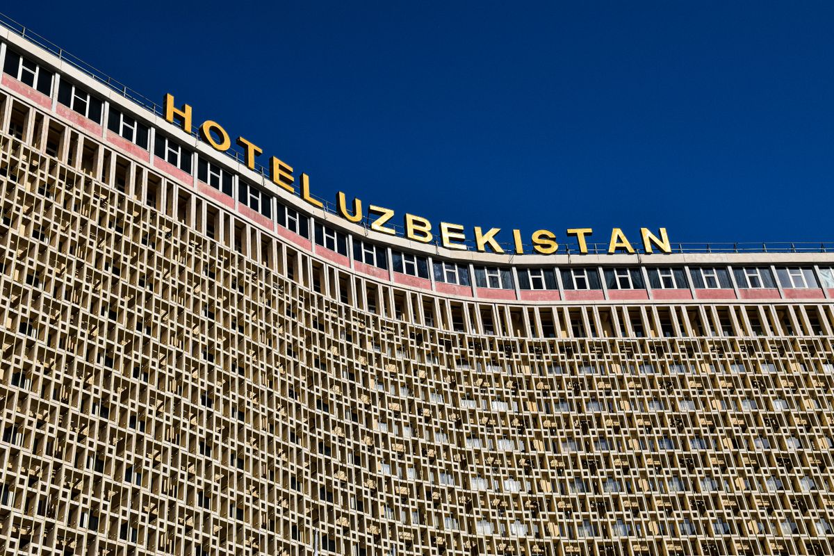 Voli per l'Uzbekistan dall'Italia: Uzbekistan Airways, novità e mete da scoprire 5 La facciata brutalista dell'Hotel Uzbekistan a Tashkent