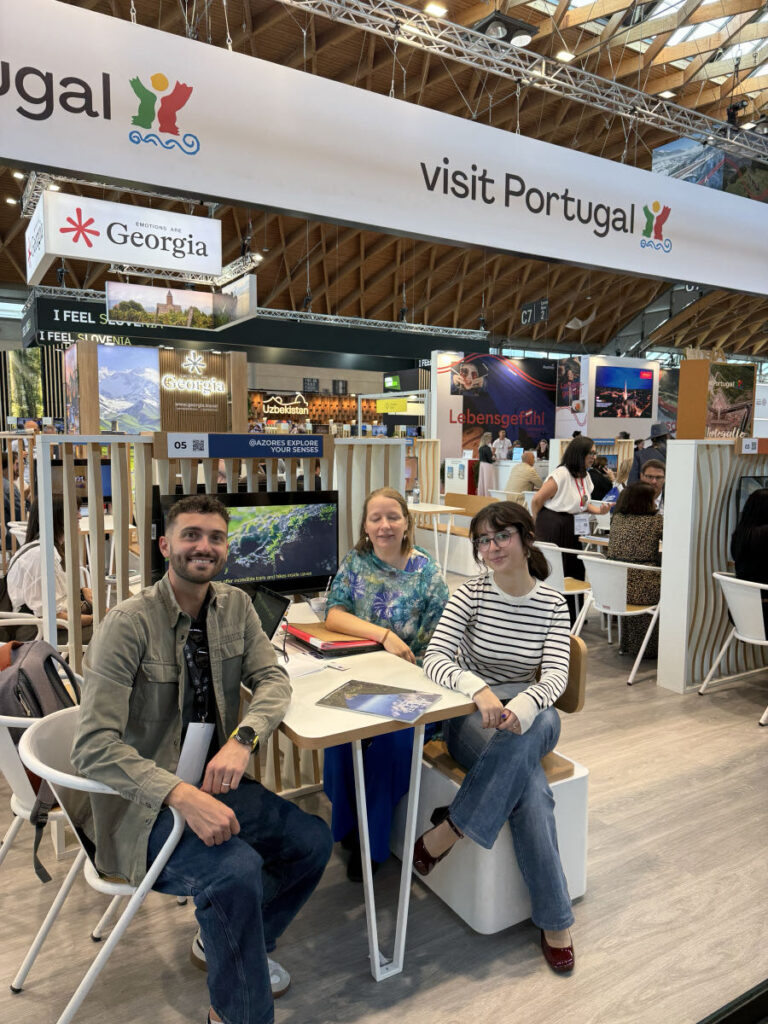 Cosa vedere alle Azzorre oltre São Miguel: quale isola scegliere 3 Leonardbells con il team di Azores Ticket Office allo stand delle Azzorre al TTG Travel Experience 2026