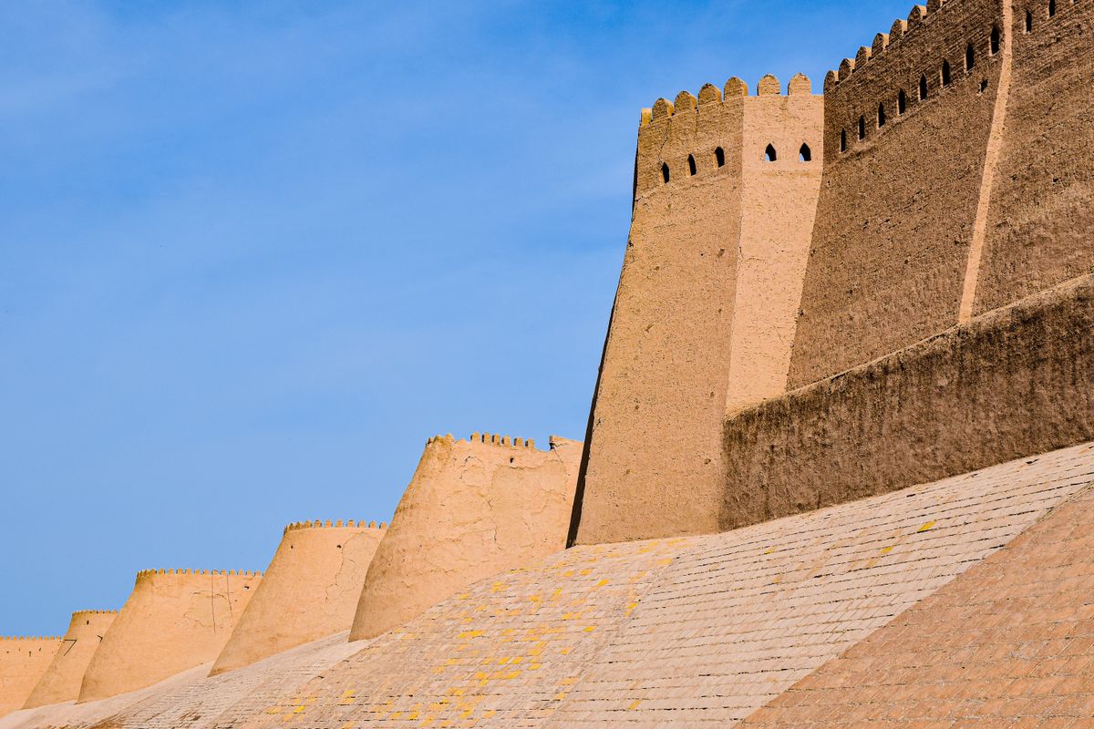 Voli per l'Uzbekistan dall'Italia: Uzbekistan Airways, novità e mete da scoprire 2 Le mura di Ichan Kala a Khiva, Uzbekistan