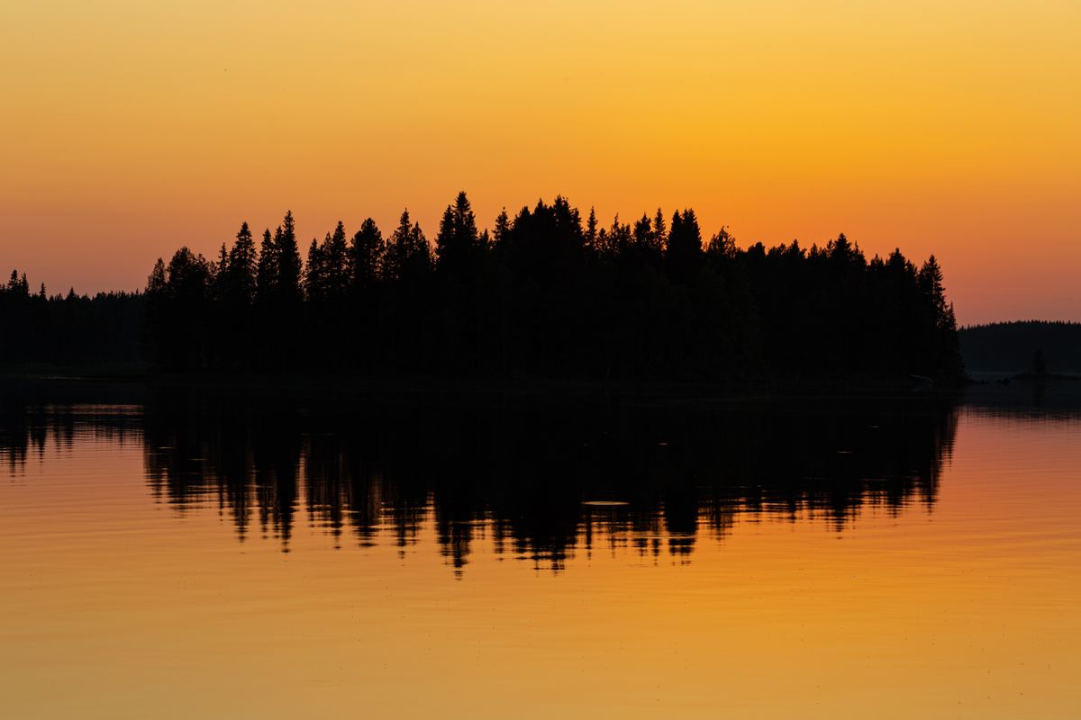 Tramonto su un lago vicino a Rovaniemi, in Lapponia, d'estate