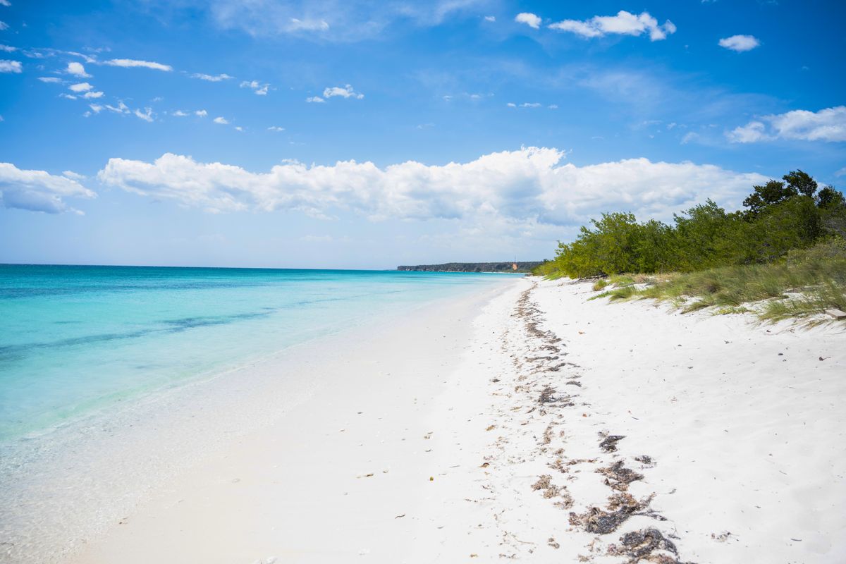 Cosa vedere in Repubblica Dominicana oltre Punta Cana: Samaná e il sud 4 Spiaggia di sabbia bianca e mare turchese a Pedernales, nel sud della Repubblica Dominicana