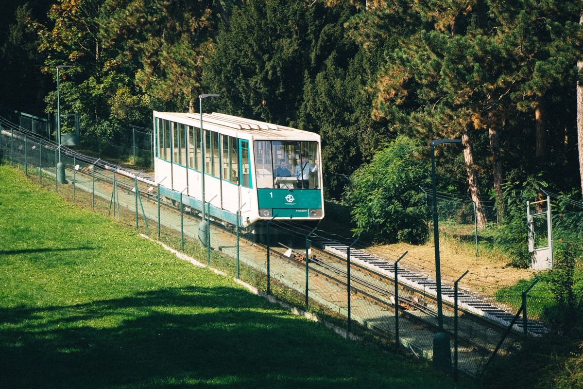 Cosa vedere in Repubblica Ceca oltre Praga: castelli, birrifici e siti UNESCO 3 La funicolare di Petřín tra il verde di Praga