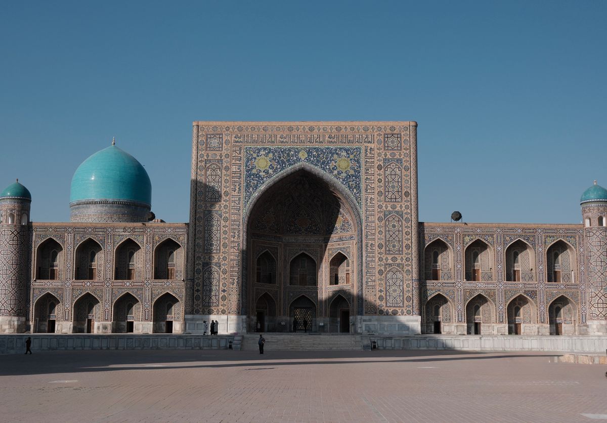 Voli per l'Uzbekistan dall'Italia: Uzbekistan Airways, novità e mete da scoprire 4 Il Registan di Samarcanda sotto il cielo blu