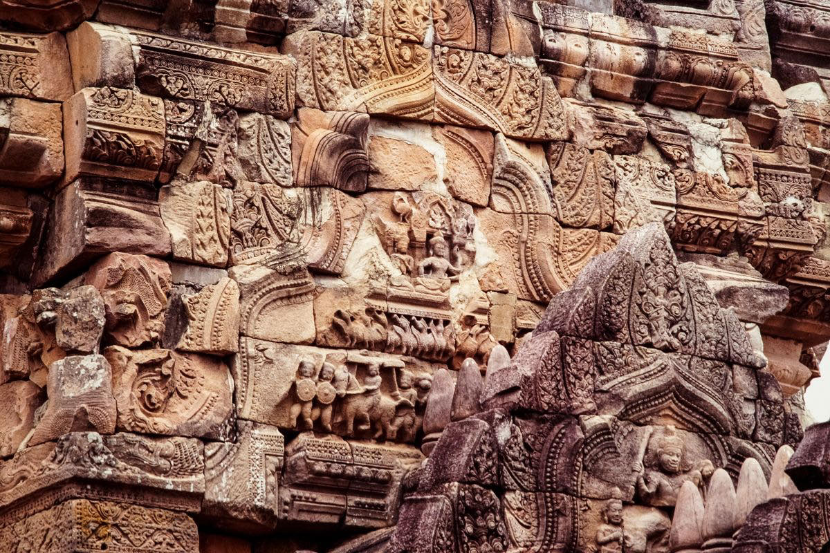 Cosa vedere in Thailandia fuori dai soliti giri: Isan, Krabi e Chiang Rai 3 Bassorilievi in pietra di un antico tempio in Thailandia