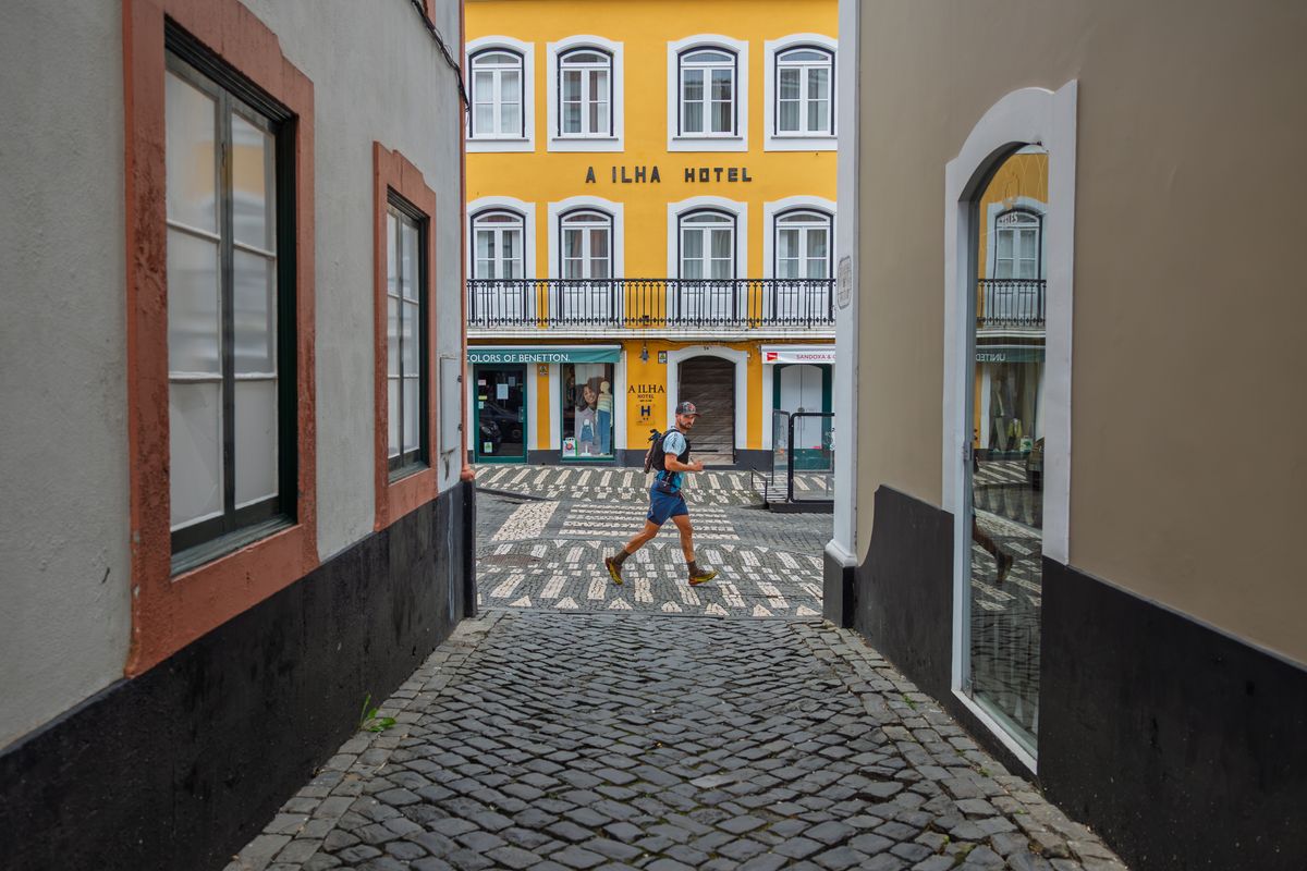 Cosa vedere alle Azzorre oltre São Miguel: quale isola scegliere 5 Una strada lastricata con le case tipiche di Terceira, Azzorre