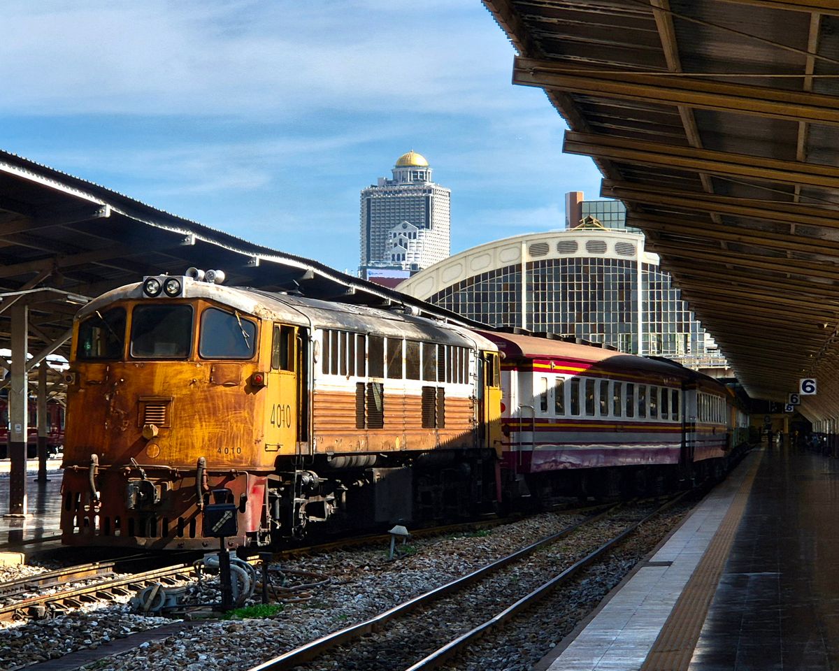 Cosa vedere in Thailandia fuori dai soliti giri: Isan, Krabi e Chiang Rai 5 Un treno alla stazione di Hua Lamphong a Bangkok
