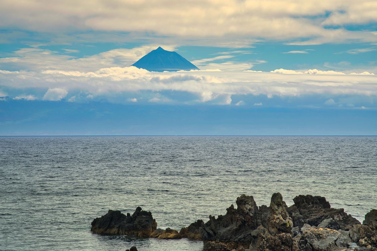 Cosa vedere alle Azzorre oltre São Miguel: quale isola scegliere 2 Il vulcano di Pico sopra le nuvole, Azzorre